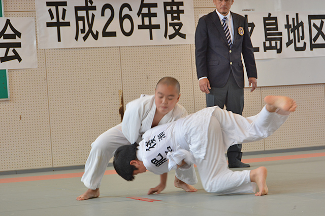 キレのある技を決める泰山智さん