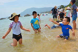 海開き後の海水浴を楽しむ子ども達