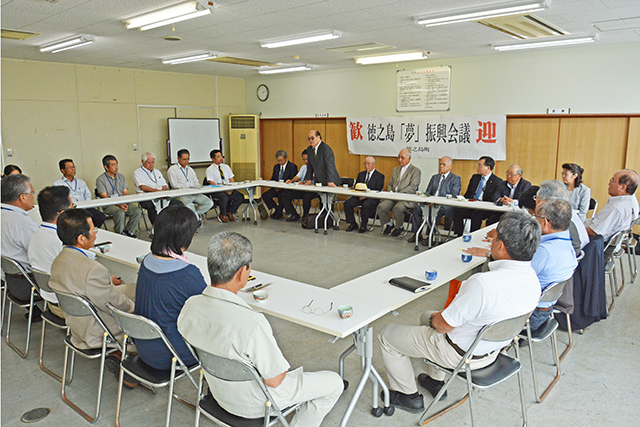 徳之島夢振興会議と意見交換が行われた役場3階会議室