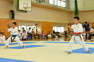 個人形競技を競う前倫太朗選手（左）と吉田琳選手（右）