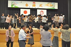 参加者みんなで踊る「花の徳之島」