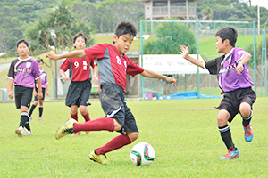 競り合いながら的確にパスを出す田中淳選手