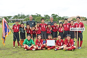 優勝を喜ぶ亀徳スポーツ少年団の選手たち