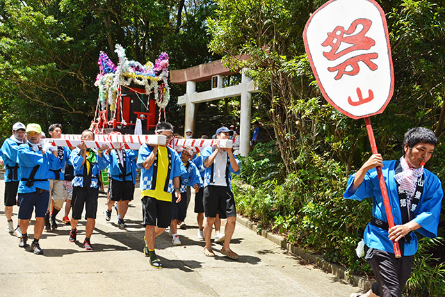 ナゴリ山神社を出発する力強い青年神輿