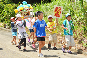 可愛らしい子ども神輿