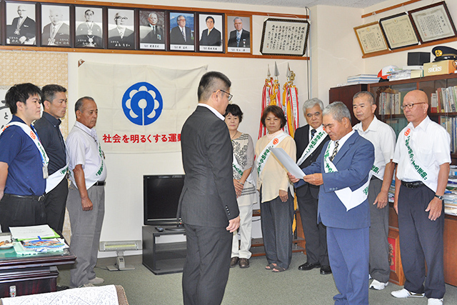 法務大臣と県知事のメッセージを伝達される香山泰久副町長（中央）