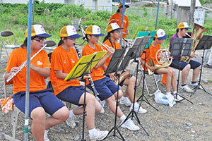 東天城中前で楽器の演奏で応援する生徒ら