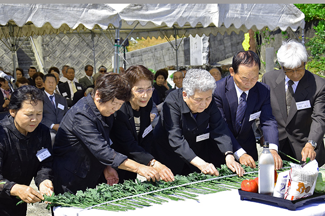 献花し、犠牲者の冥福を祈る鹿児島県遺族会の皆さん