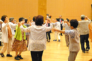 最後は島唄に合わせ観客も踊り楽しむ