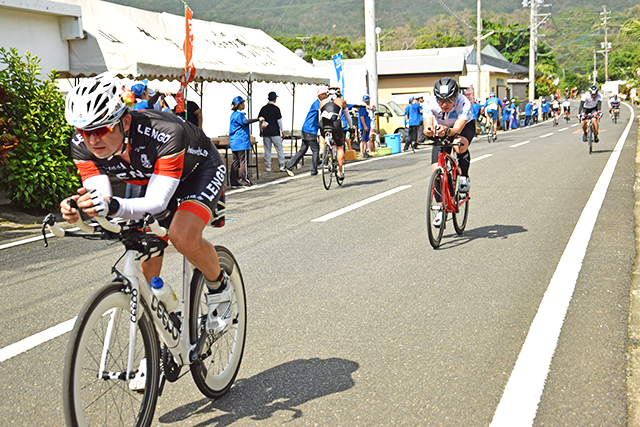 折り返して行き交う大会初の光景に