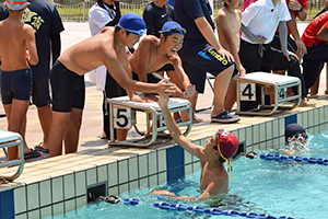 5・6年男子200メートルリレーでは逆転劇も