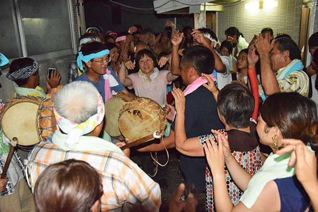 大勢の住民や観光客らで楽しんだ夏目踊り