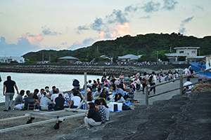 夕暮れ時、和やかな時間の中で楽しむ浜下り