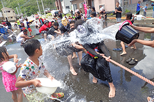 綱引き中も容赦なく水掛けで妨害