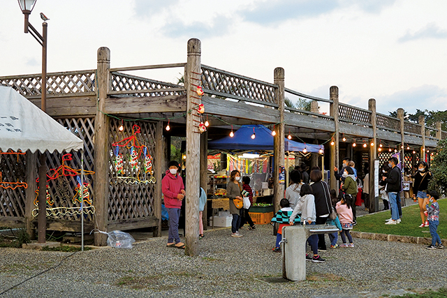 出店の出店もあり、多くの親子連れが来場