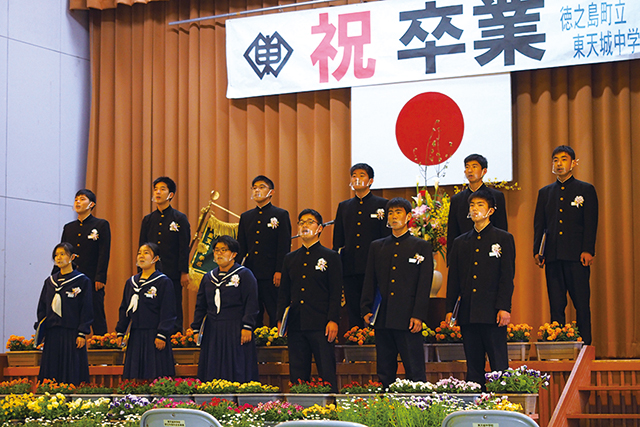 全員で合唱する東天城中学校の卒業生