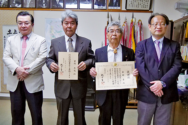 里内吉司さん（中央左）と東郷勇さん（中央右）