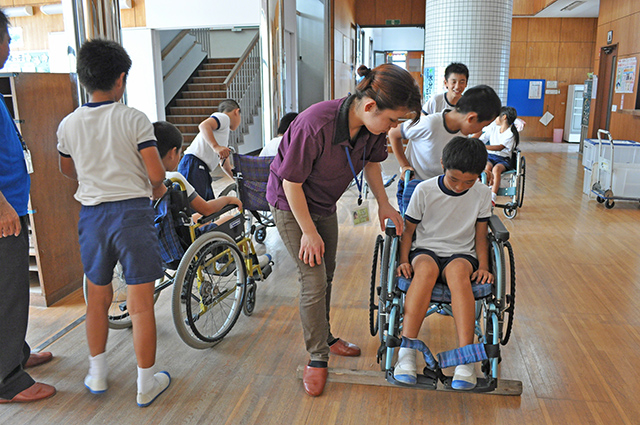 車いす介助を体験する児童