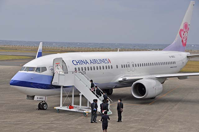 チャーター便に乗り込む徳之島高校の修学旅行生