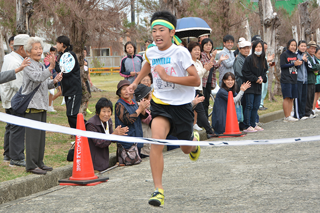 トップでゴールする南区の豊島真輝選手