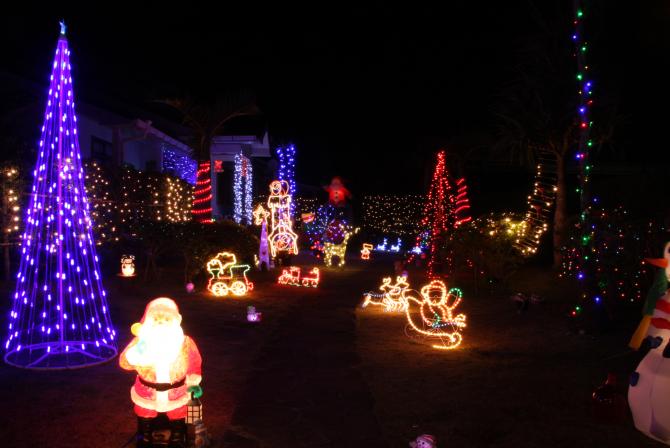 夜空を彩るクリスマスイルミネーション