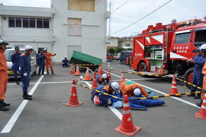 がれき救助訓練に取り組む署員