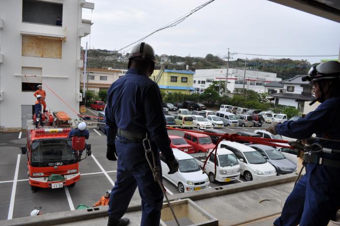 川の中州に取り残された人を救出する訓練