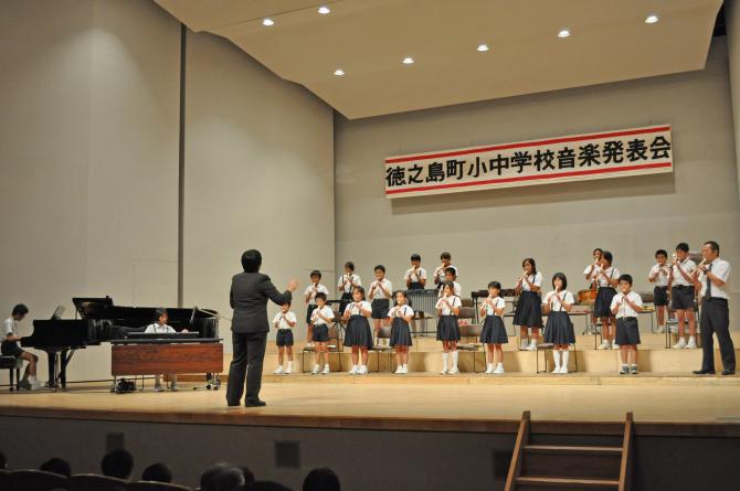 山小学校の合奏