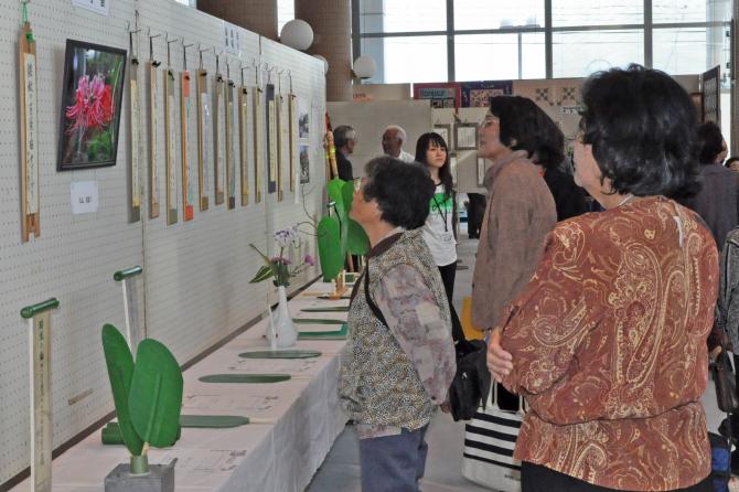 展示を鑑賞する住民ら