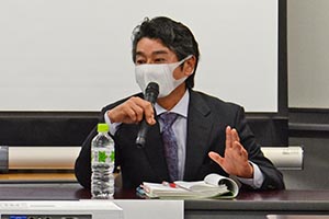 小学校でのICT活用事例を紹介する福宏人校長