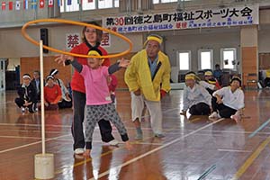 子どもから大人まで一緒に競う輪投げ