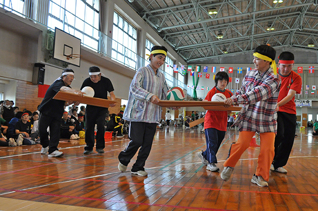 二人息を合わせてボールを運ぶ「ペーパーボール」