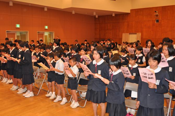 学士村塾憲章を読み上げる塾生