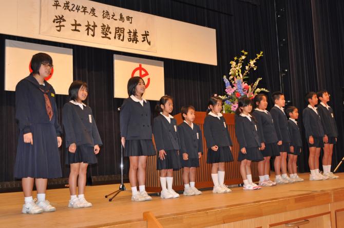 詩の暗唱を披露する山手教室の児童生徒