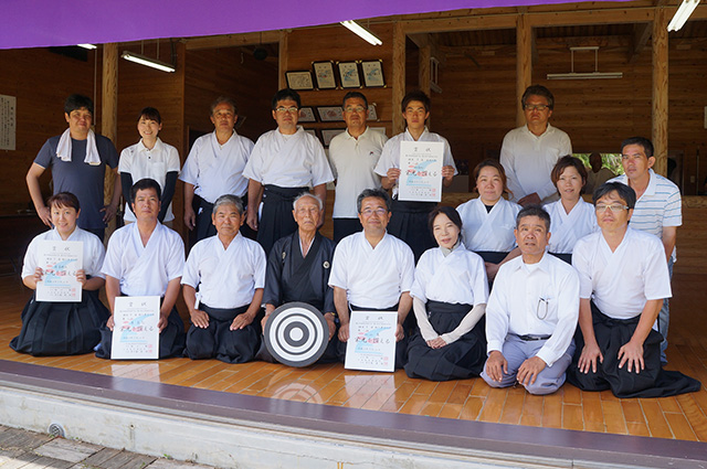 優勝に笑顔が広がる徳之島弓道連盟の皆さん