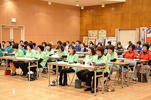 熱心に議事に参加する女性連会員の皆さん