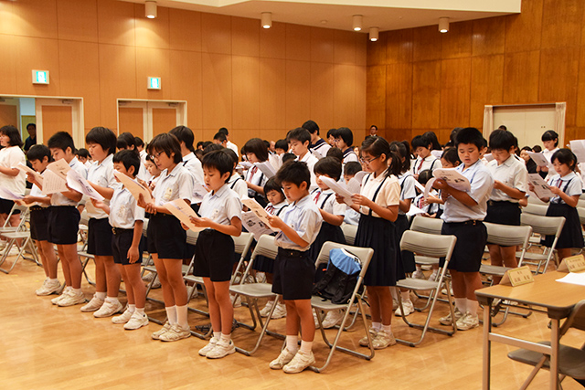 学士村塾塾生憲章を復唱する塾生たち