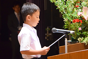 塾生憲章を読み上げる宮原柊一さん