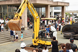 渕上建設のスタッフによる「働く車に乗ってみよう」体験