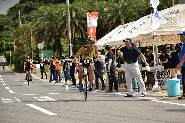 選手と息を合わせるエイドボランティアスタッフ