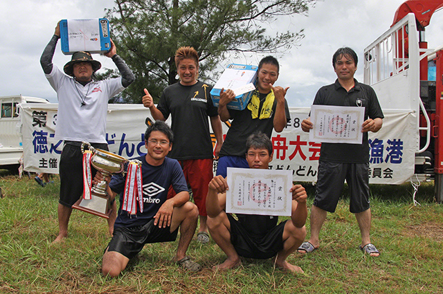 優勝を喜ぶ天城町4Hクラブのメンバー