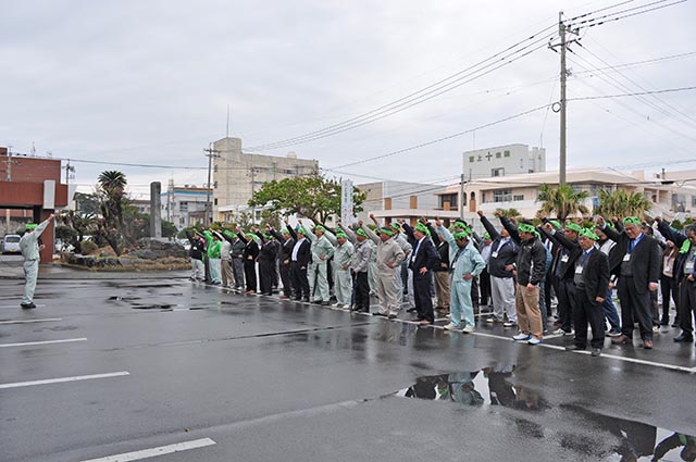 頑張ろうを三唱し、目標達成を誓う参加者