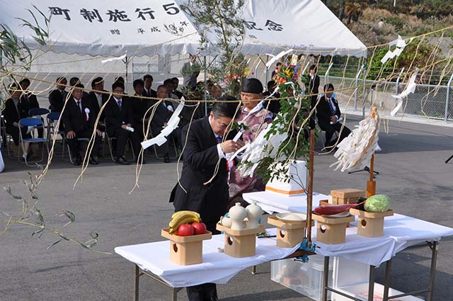 玉ぐしを奉げる高岡秀規町長