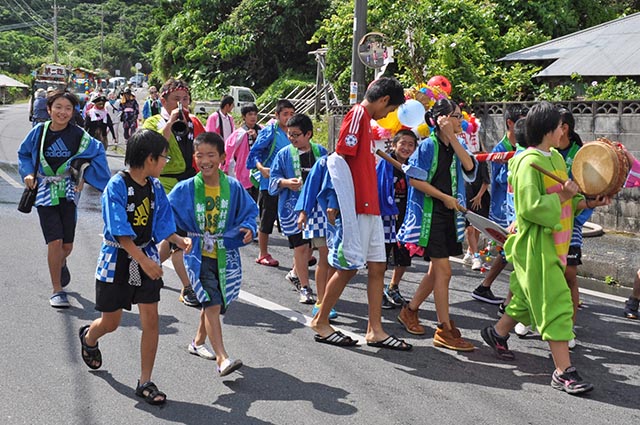 祭りを楽しむ子どもたち