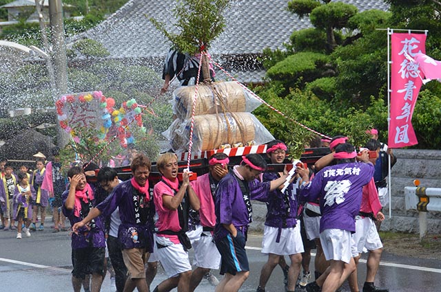 威勢良く練り歩く前川・上花徳のみこし