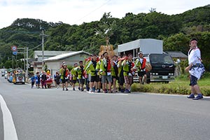 みこしを先頭に連なる新村地区のみこしや花車