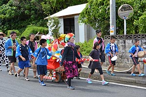 可愛らしい子どもみこし