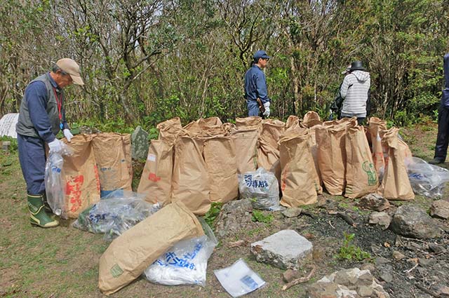 山頂付近で回収された大量のゴミ