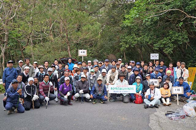 清掃作業に参加した住民