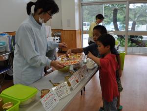 子ども達にも好評なジャムの試食